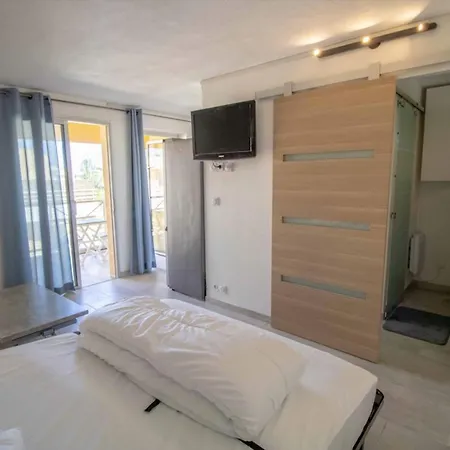 Nice 24 M Bright And Renovated With Terrace * Fréjus